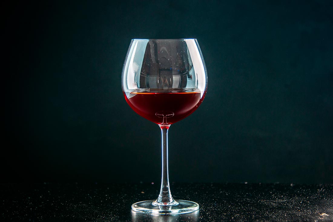 taça Borgonha, um dos tipos de taças para vinho, em um fundo preto